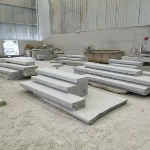 伊春 整石台阶（大面火烧+侧面自然面），出货前厂内拼装