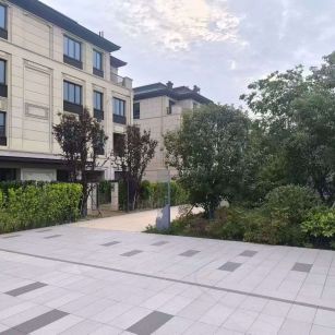 伊春 芝麻白与芝麻白搭配铺装，尺寸1200*600