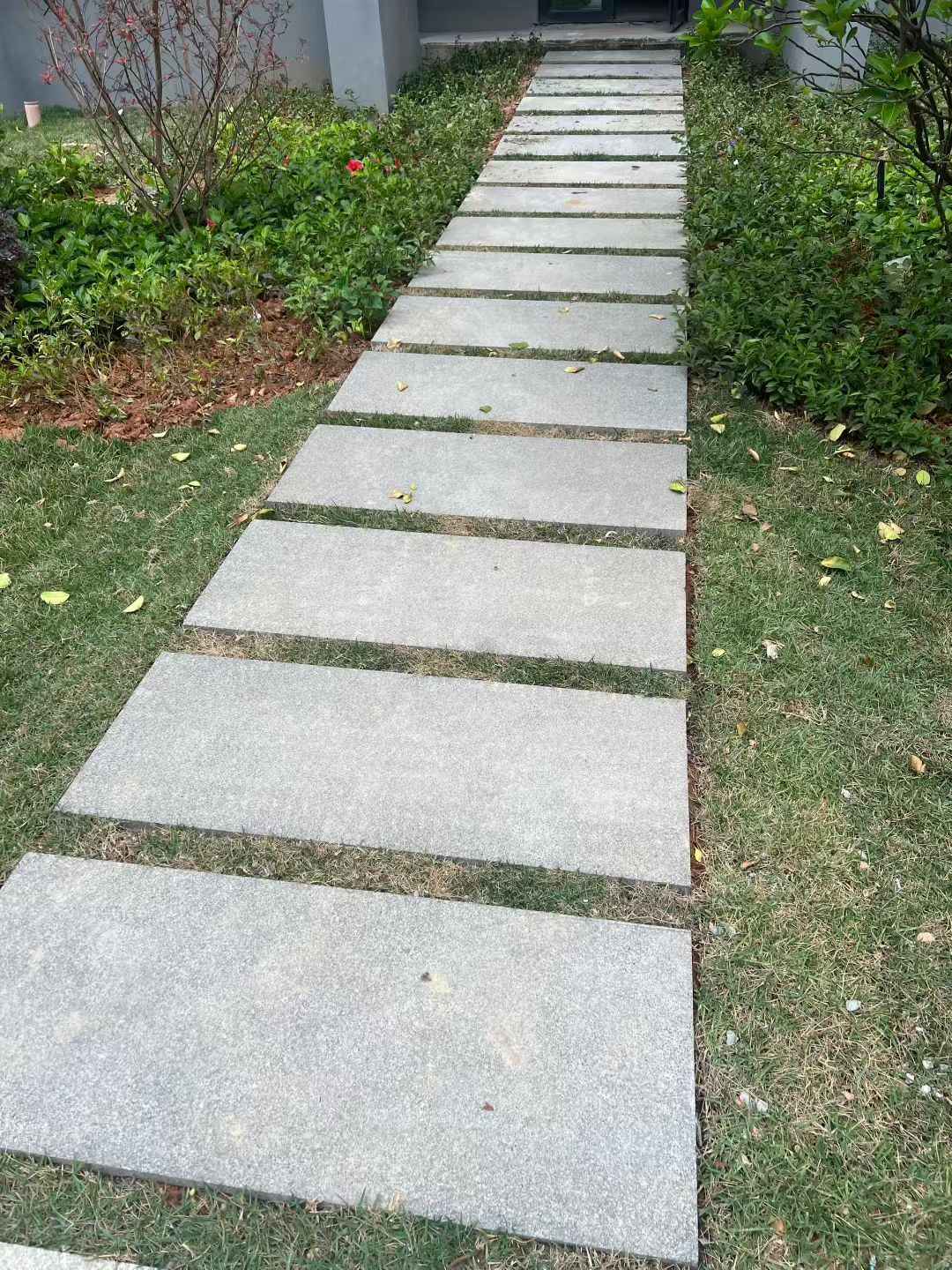 伊春 芝麻黑小区踏步、汀步石铺装效果