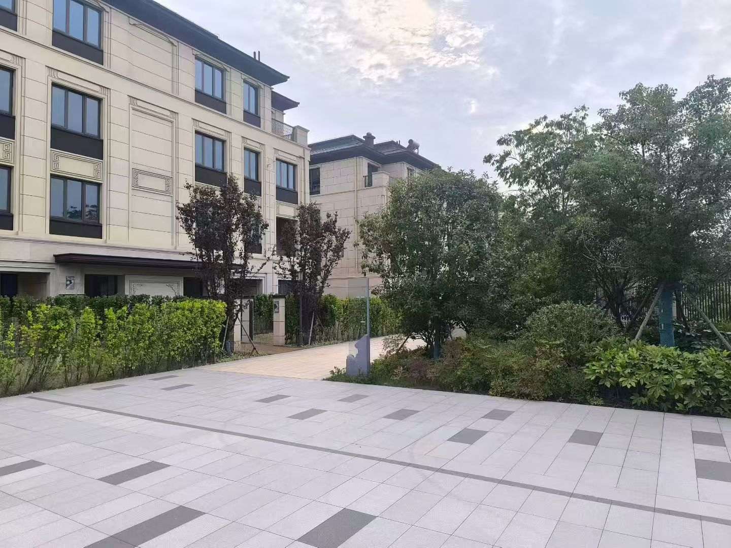 伊春 芝麻白与芝麻白搭配铺装，尺寸1200*600